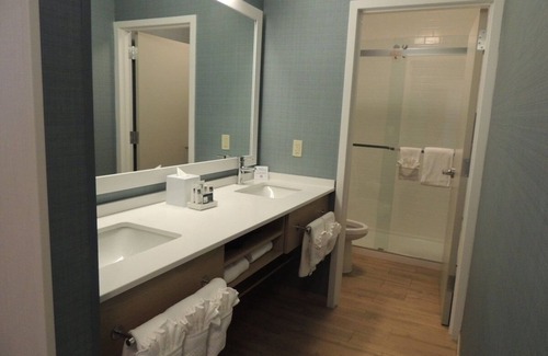 Medical Center Area Hotel | Medical Hub Lodging with Allergy-Free Rooms & Business Center - Parking