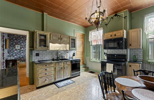 Wyandotte Apartment | Medical Professionals’ Retreat: Charming Old Louisville Home with Unique Flair