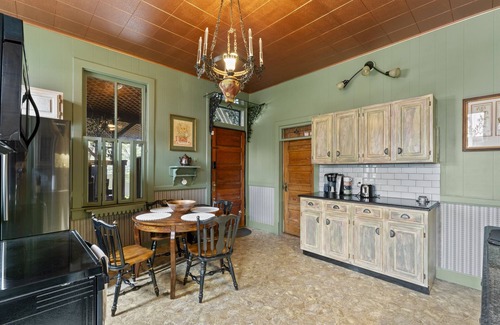Wyandotte Apartment | Medical Professionals’ Retreat: Charming Old Louisville Home with Unique Flair