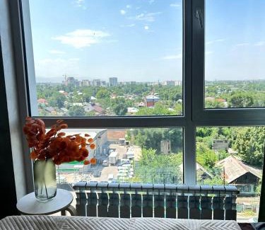 Almaty Apartment | MEDINAHOTELKZ, #69, вид на горы и закат, до арбата 15 мин пешком, HALAL