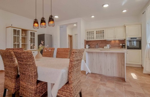 Dajla House | Mediterranean and dog-friendly holiday home with large garden