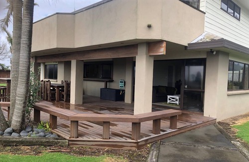 Waihi Beach House | Mediterranean-style home in cul-de-sac a few minutes walk to shops and beach.