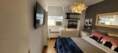 St. James Town House | Medium size room for 2