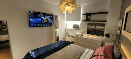 St. James Town House | Medium size room for 2