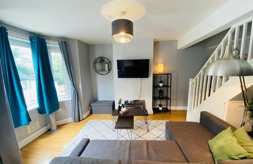 Gillingham Apartment | Medway Getaway - 3 Bed Home with Luxury Bathroom