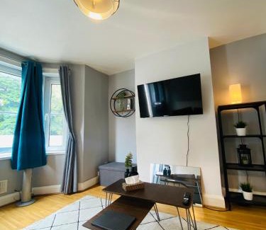 Gillingham Apartment | Medway Getaway - 3 Bed Home with Luxury Bathroom