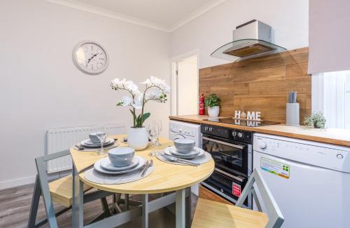 Wainscot House | Medway, Rochester Stays Living - Contractors, Family, Free Parking, Garden, Sleeps up to 6 guests