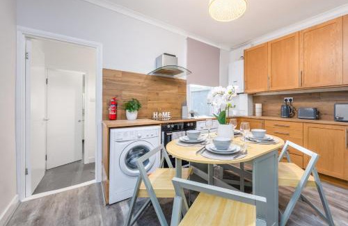 Wainscot House | Medway, Rochester Stays Living - Contractors, Family, Free Parking, Garden, Sleeps up to 6 guests