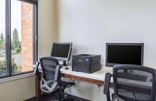 Sunnyside House | Meet for business or pleasure near the Clackamas Town Center