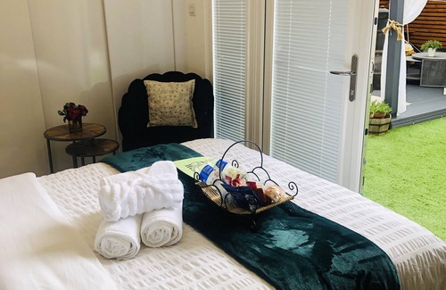Salford Cabin | Meezee Pearl Double Bedroom Lodge with free parking