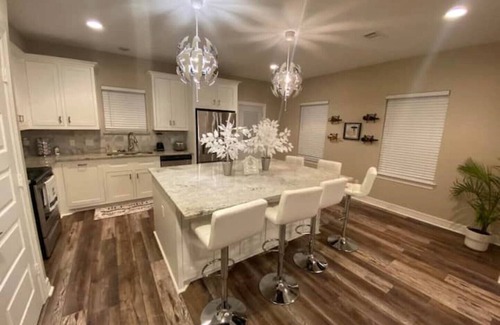 Central Southwest House | *Mega 3 bedroom house with projector & pool table*