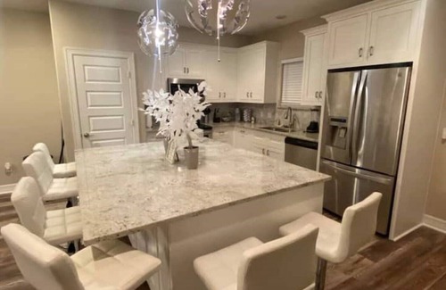 Central Southwest House | *Mega 3 bedroom house with projector & pool table*