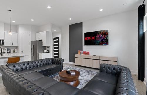 MLK House | Mega Lux Combined Unit - Up to 36 Guests