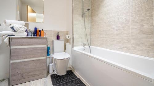 Salford Villa | Mega7 Luxury 2bedrooms Apartment - 2baths, 3toilets plus Balcony and Free Car park