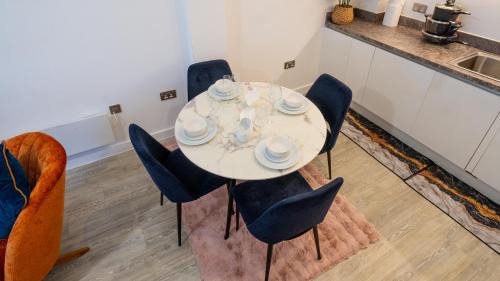 Salford Villa | Mega7 Luxury 2bedrooms Apartment - 2baths, 3toilets plus Balcony and Free Car park