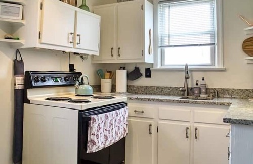 Lincolnia Cottage | Megan's Entire Cottage Studio Located 10 Minutes From D.C. With Private Parking