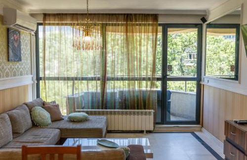 rayon Triaditsa Apartment | Megy's 3 Bedroom Central Apartment near NDK