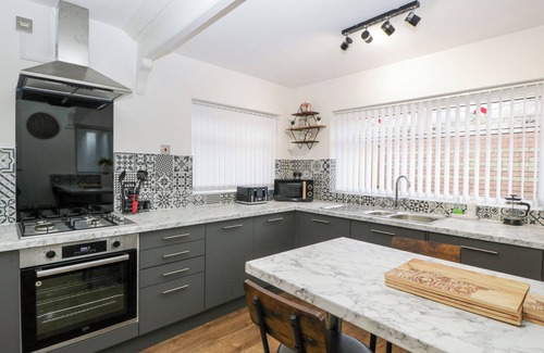 Hirwaun Cottage | MEILLION, pet friendly, with a garden in Hirwaun