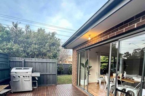 Oak Park House | Melbourne home close to Airport & Train Station