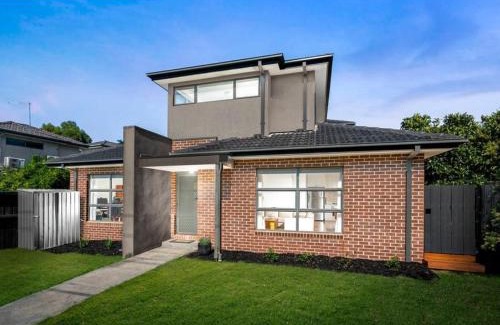 Oak Park House | Melbourne home close to Airport & Train Station