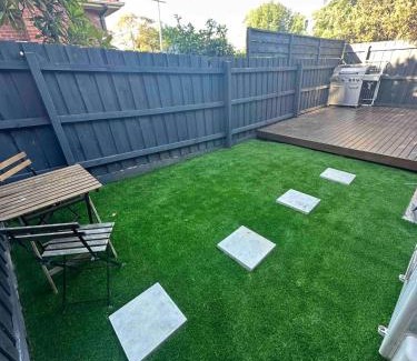 Oak Park House | Melbourne home close to Airport & Train Station