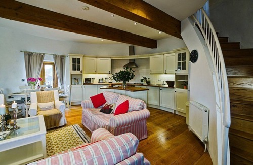 Bodorgan Apartment | Melin Y Bont - a dog that sleeps 6 guests in 3 bedrooms