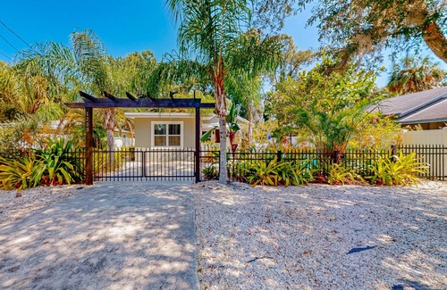Bayou Oaks House | Mellow Memories | Sun-filled house in Sarasota with al fresco dining & hammock