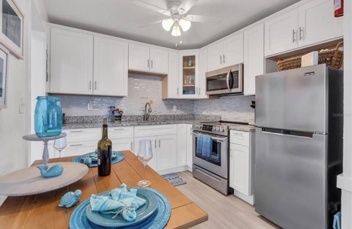 Gulfport Cottage | Mellow Mermaid at Beach Relaxmore - 110 yards to the bay beach!