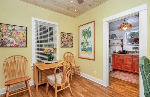 Melbourne House | Melwood · Charming 2/1 Cottage near River · 9 min to Beach