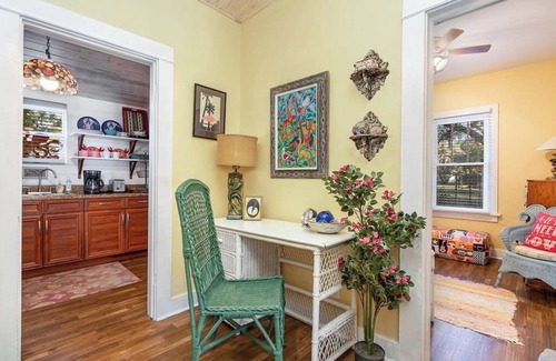 Melbourne House | Melwood · Charming 2/1 Cottage near River · 9 min to Beach