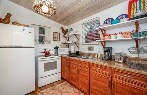 Melbourne House | Melwood · Charming 2/1 Cottage near River · 9 min to Beach