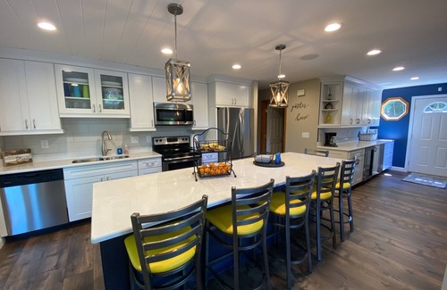 Big Creek House | Mem Day Avail, HUGE screened porch, 2story dock,kayaks, cornhole Deep water COVE
