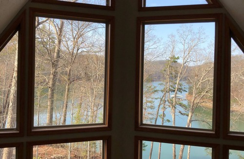 Big Creek House | Mem Day Avail, HUGE screened porch, 2story dock,kayaks, cornhole Deep water COVE