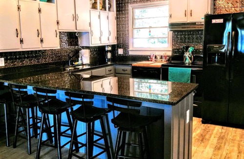 New London House | Memorial and Labor Day still available!