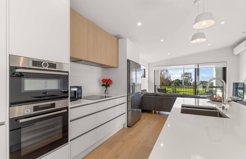 Tauranga Cottage | Memorial View - Tauranga Holiday Home
