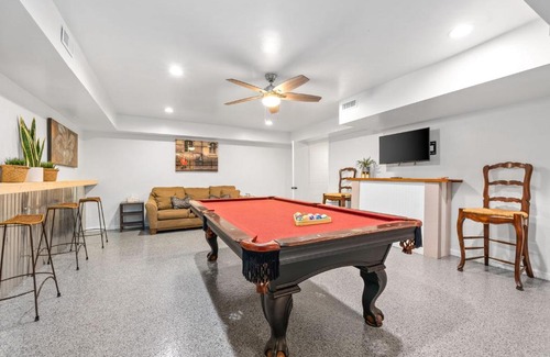 Clarksville House | Memories on Madison - Entire Home w/Game Room & Outdoor Fire Pit (102 Madison Ter)
