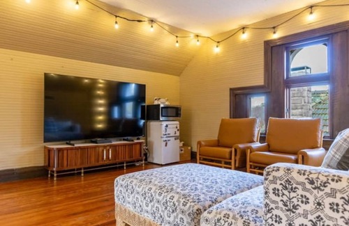 Central Gardens House | Memphorium: Historical Magic Themed-NoCleaningFee