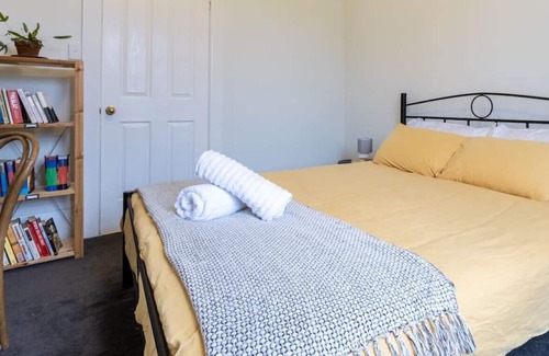 Ballarat House | Mena-close to CBD, bath, cot