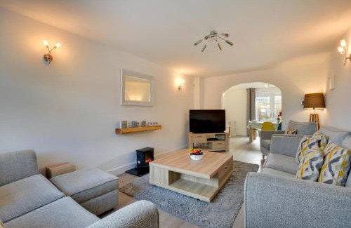 Treator House | Mena-Gwins