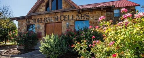 Fredericksburg House | Mendelbaum - Peach Cabin