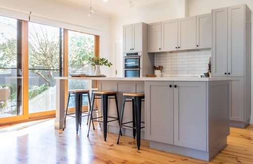 Flinders House | Mendi-Moke - Renovated beach house walking distance to beach, shops and restaurants