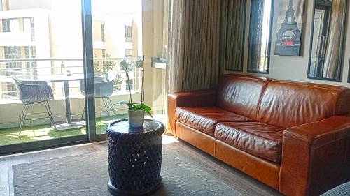 Menlyn Apartment | Menlyn Maine Residences - Superior king - Paris apartment