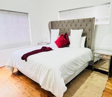 Komani Bed & Breakfast | Mentor Guest house