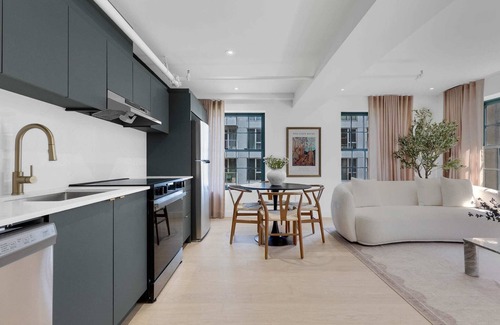 Cite Multimedia Apartment | Mercer-King Bedroom -Free parking