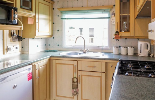 Limavady Cottage | MERIC STONE HOLIDAY LETS CARAVAN 1, family friendly in Castlerock