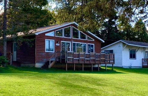 Prince Edward Ski Chalet | Merland Park Cottages - Pickerel Palace