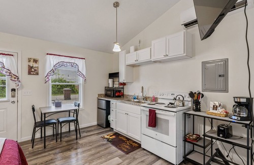 Geneva-on-the-Lake Apartment | Merlot Cottage - GOTL Strip - Lover's Retreat