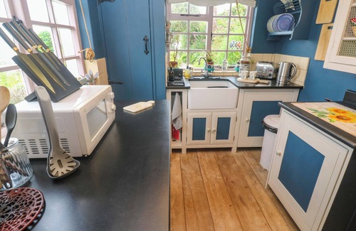 Coverack House | MERMAID COTTAGE, pet friendly, with open fire in St Keverne