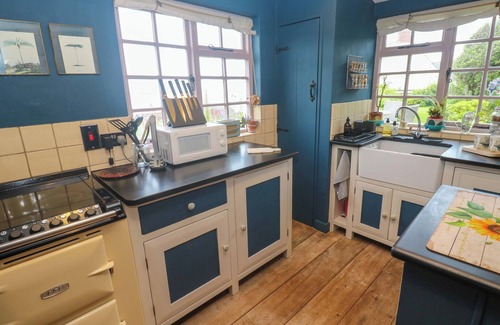 Coverack House | MERMAID COTTAGE, pet friendly, with open fire in St Keverne