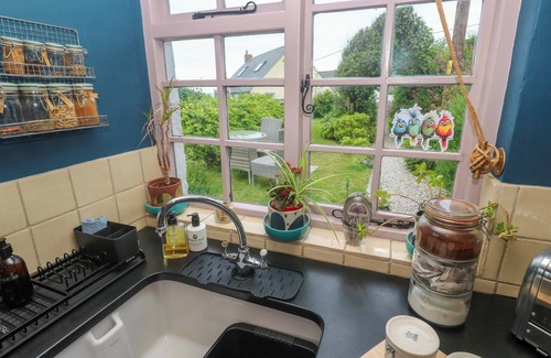 Coverack House | MERMAID COTTAGE, pet friendly, with open fire in St Keverne